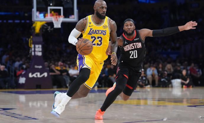 4月21日讯 帕森斯在节目中谈到詹姆斯，他表示詹姆斯仍在不断进化。帕森斯说道：“