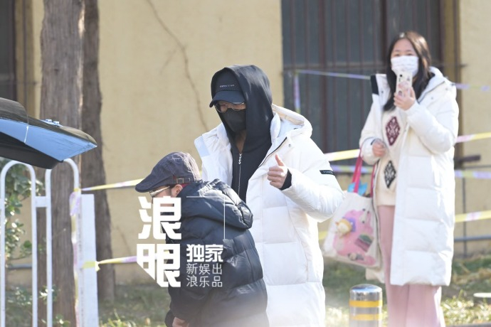黄子弘凡蛇年央视春晚第二次联排路透   现身第二次联排现场~穿得好保暖呀，金丝眼