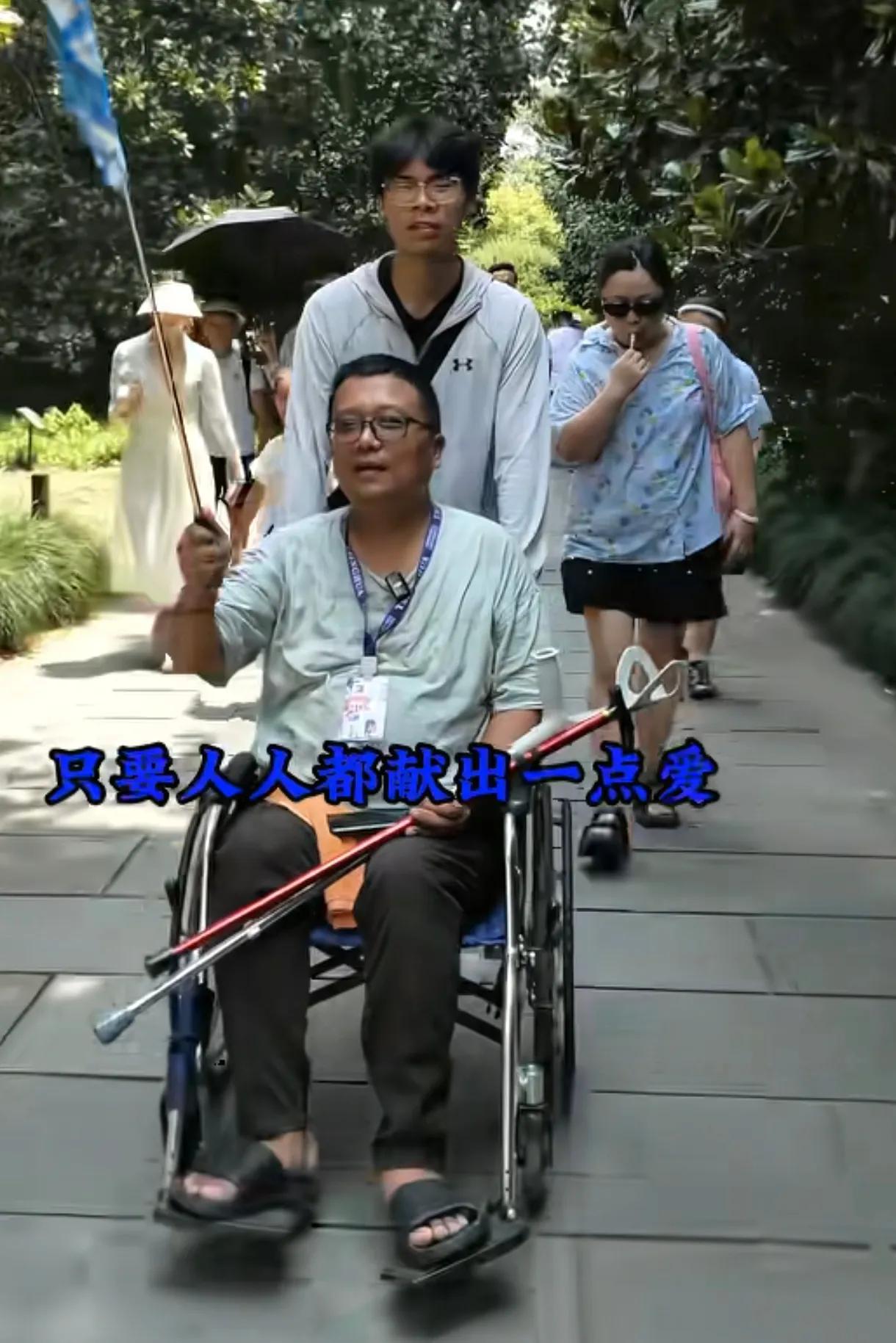 不服不行，著名导游小黑诸鸣腿受了伤都坐轮椅了，依然坚持带团旅游。我发现有才的人就
