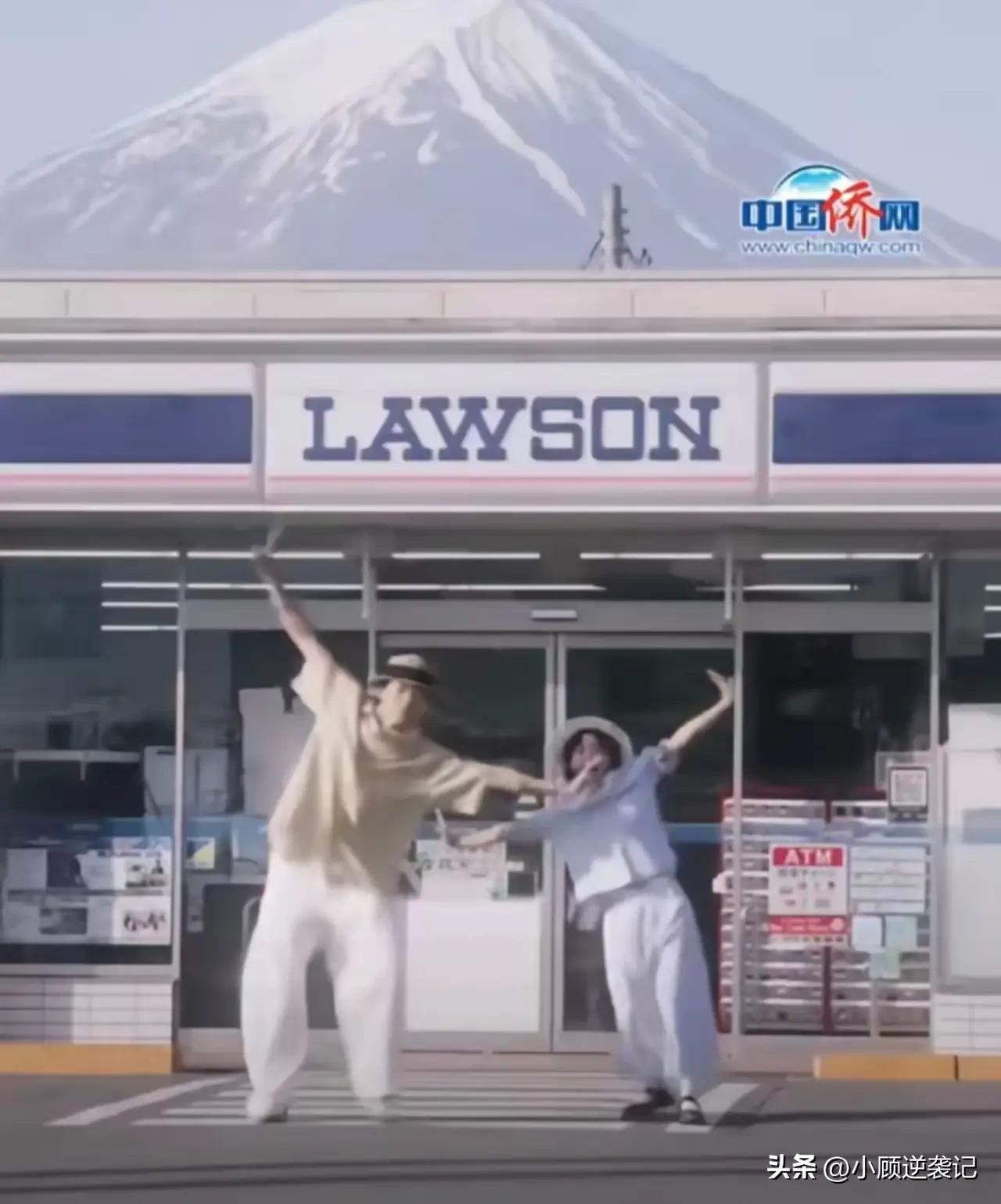 两名游客在日本便利店门口跳舞，被当地人指责说素质差。没想到国内网友也不支持他们，