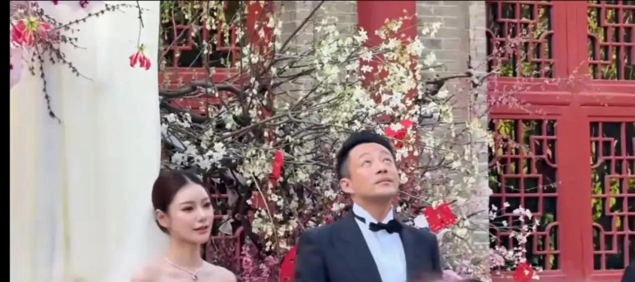汪小菲的婚礼上，他抬头望天是为了谁？
当然很多人都会觉得汪小菲终于二次婚姻成功了