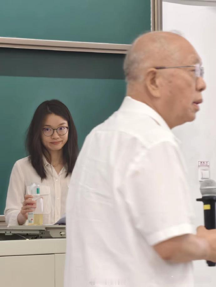 王虹老师和丘成桐老师同框~

刷到的，原作者不知道。