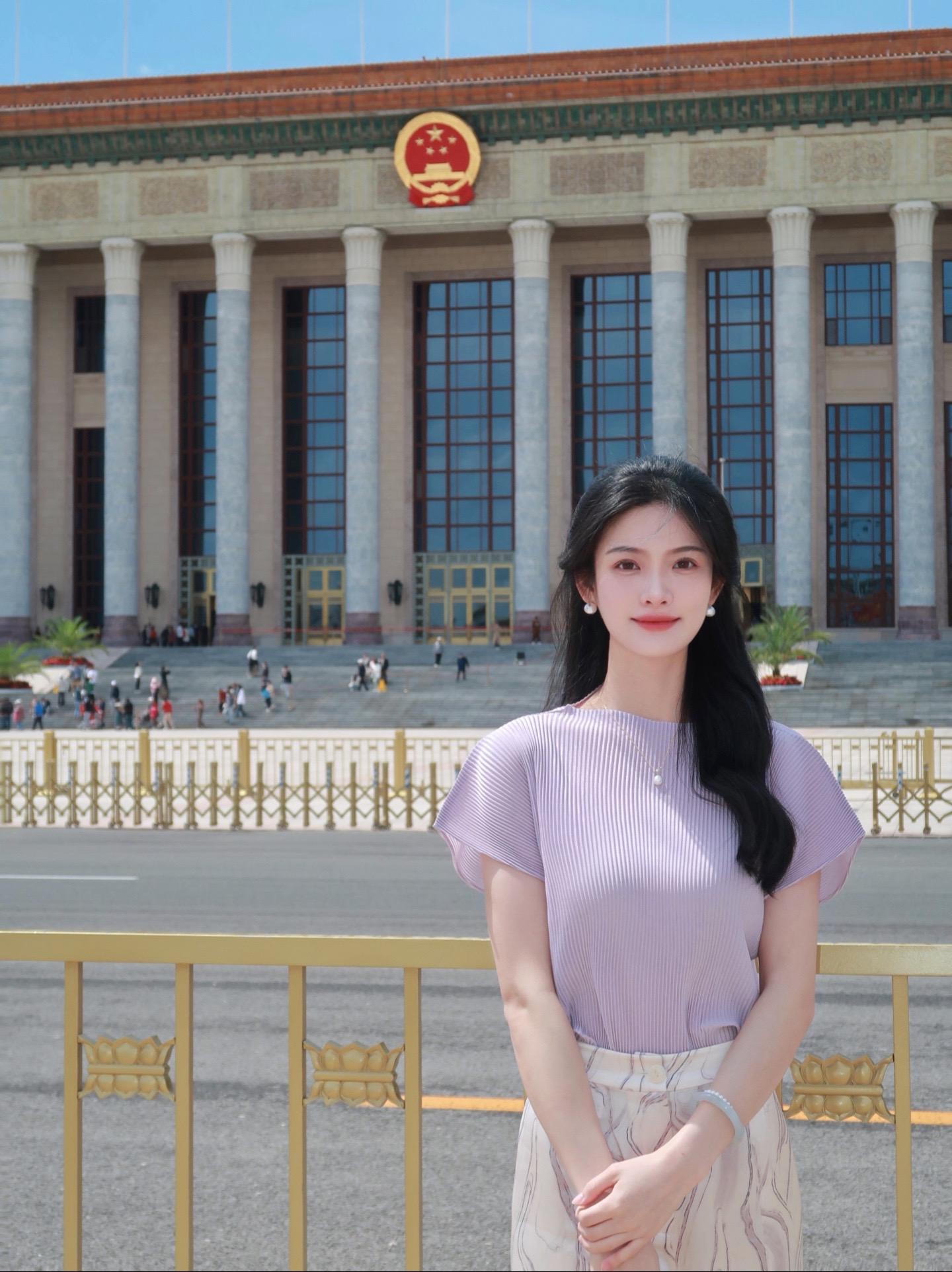 参观人民大会堂。