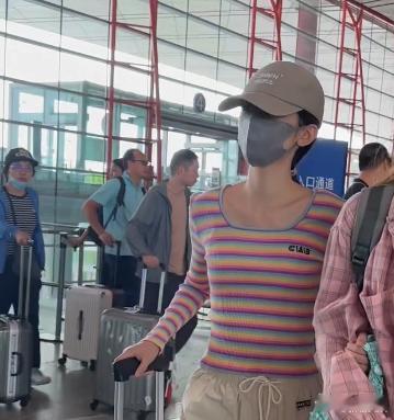 #周也多巴胺机场look##周也彩色条纹上衣# 周也在机场的多巴胺形象，彩色条纹