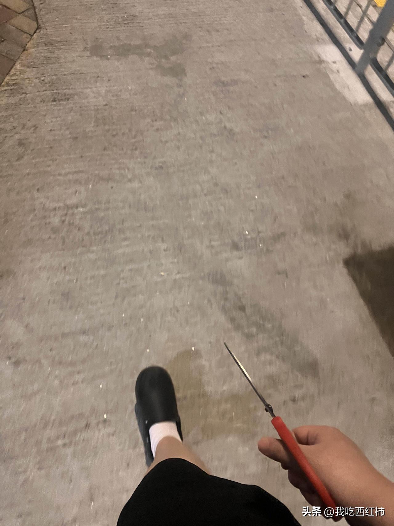 凌晨三点下班还敢戴两个耳机走路的小秘诀
我承认这才是真正的防身好物，经过了三个人