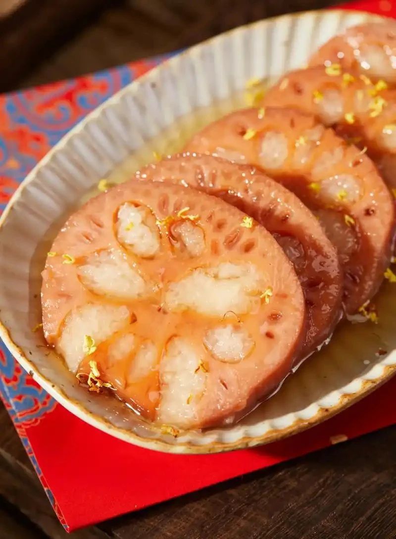 上海，这座融合了传统与现代的都市，更是美食爱好者的天堂！鲜肉月饼便是其中一味 外
