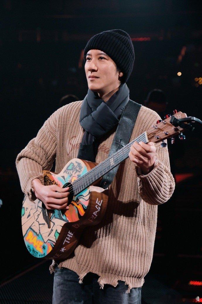 王力宏被歌迷讽刺到了 一句反话换来一次好运，一次抽卡带来全场欢笑。王力宏和这位女