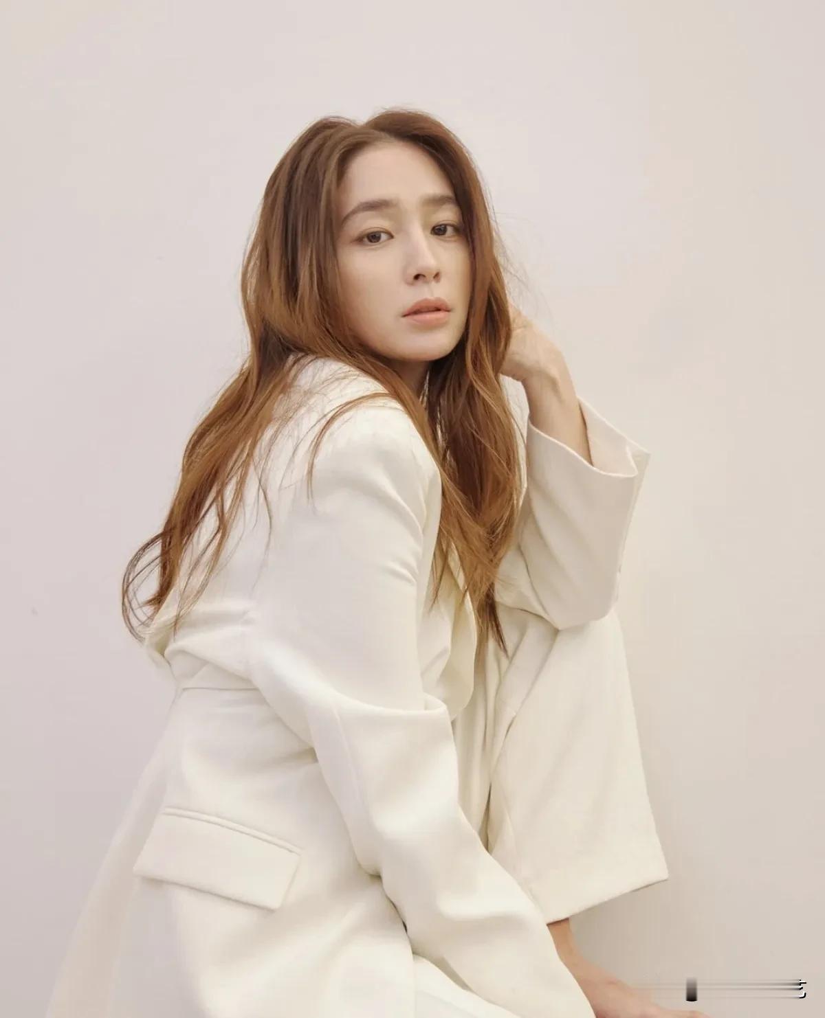2月，演员李秉宪的妻子李敏贞在自己的Instagram上上传了多张照片。公开的照
