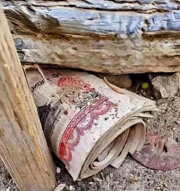 贵州的李先生最近遇上了一件既意外又暖心的事，趁着空闲拆除家里闲置多年的祖屋时，他