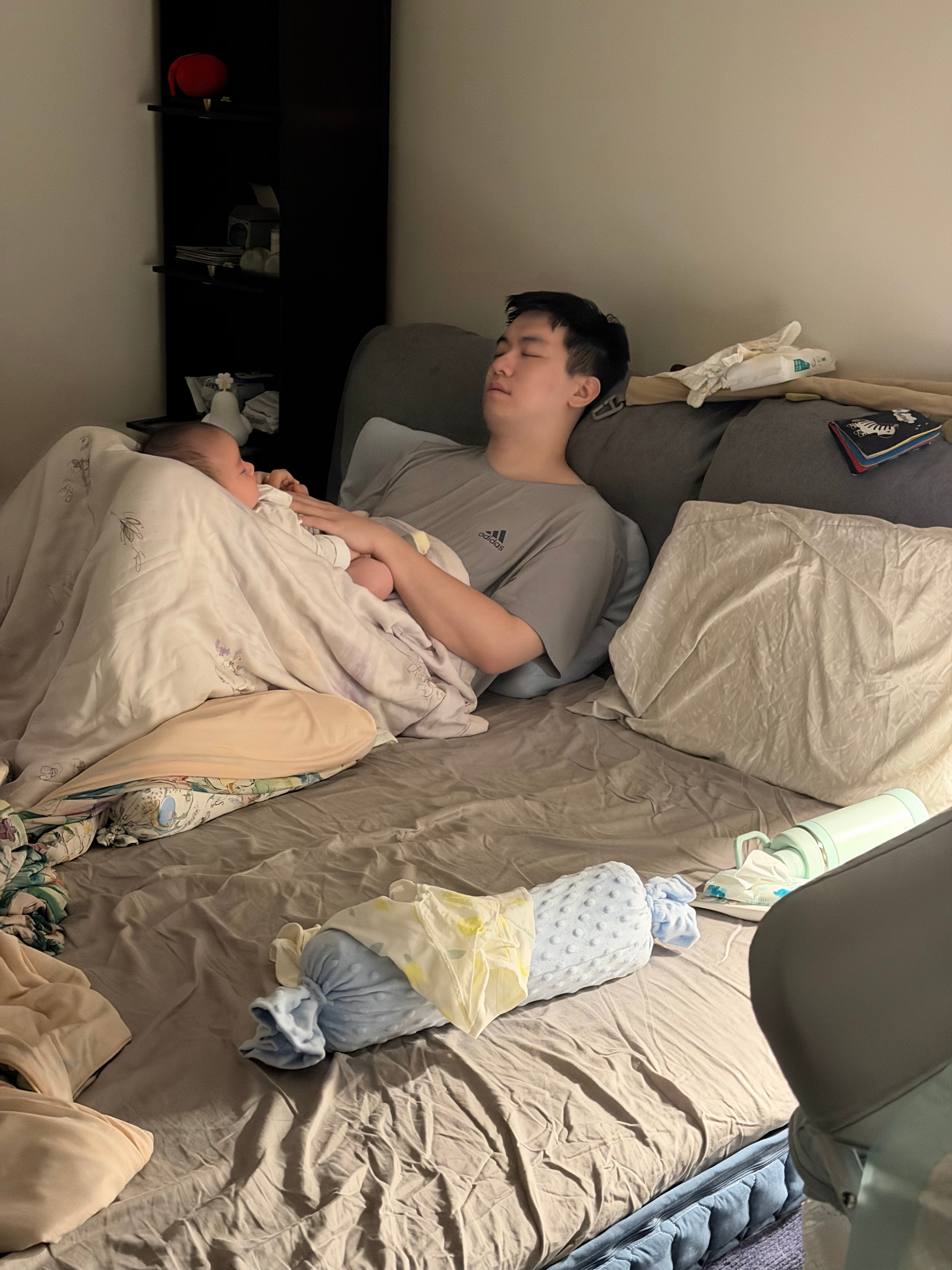 有娃的夫妻，每天都怕对方跑了。[微笑] ​​​