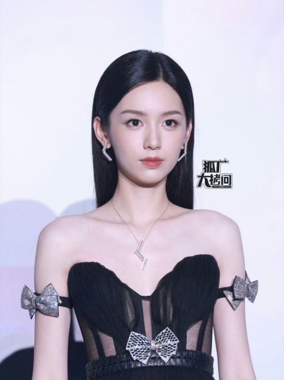 t，周也 王星越官方生图对比，单凭颜值差距来说，你们觉得这两有合作的必要吗？[喵