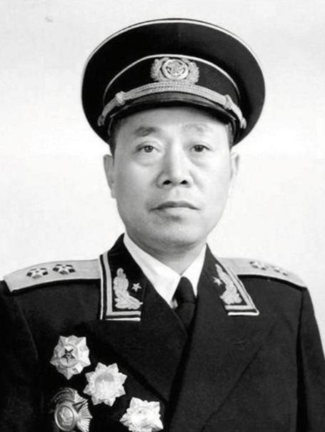 1942年，海匪孙二虎与陶勇洗澡后，突然有人匆忙塞给孙二虎一封信，由于不识字，他