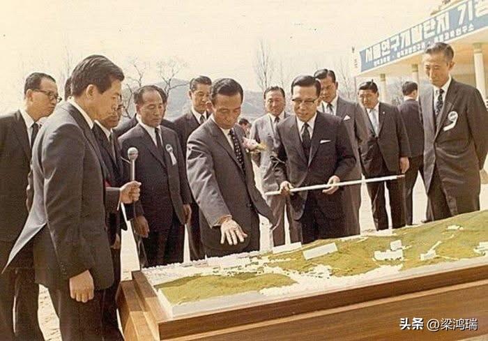 这张照片记录了 1971年4月14日，时任韩国总统朴正熙出席位于首尔洪陵的“首尔
