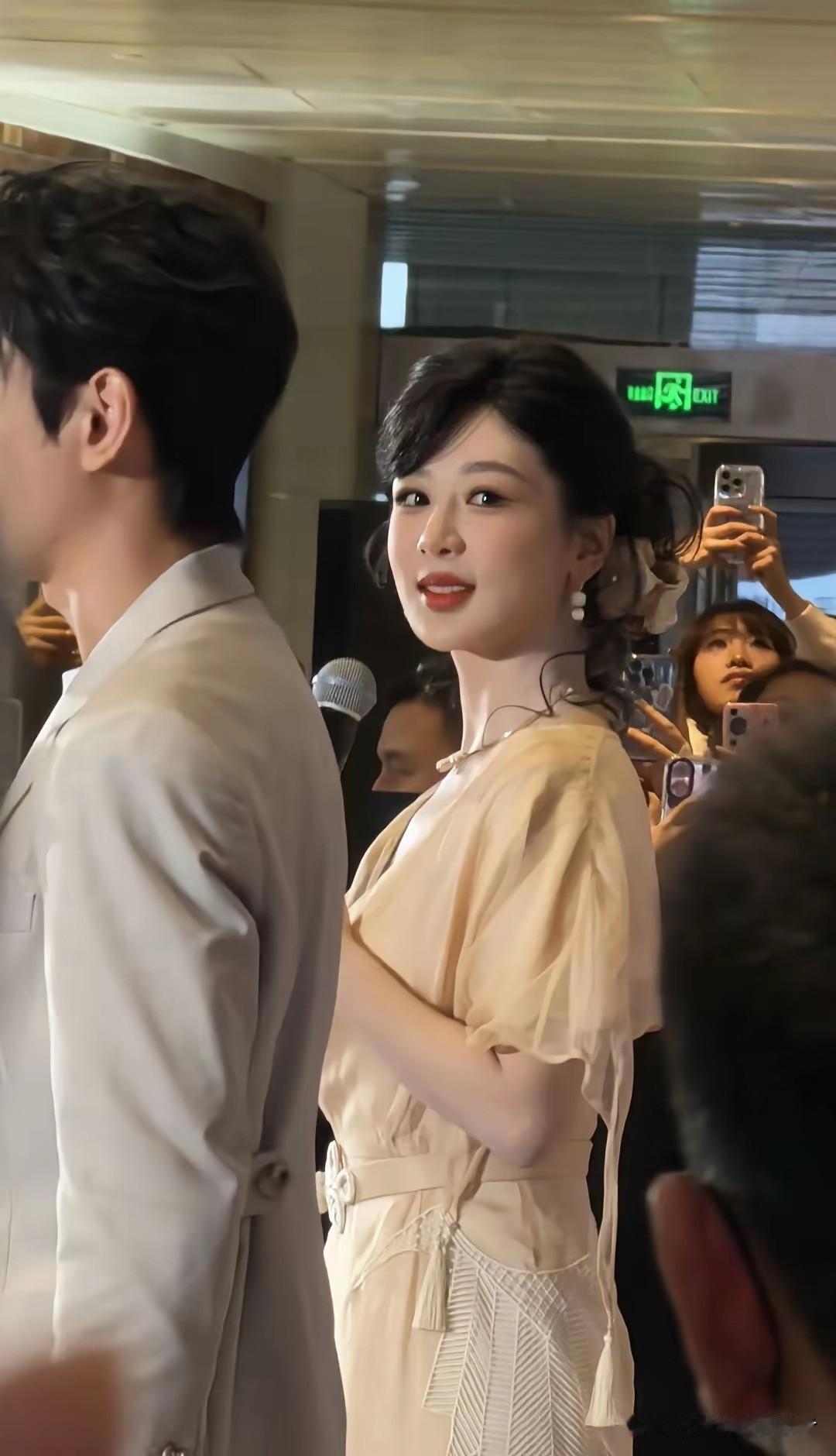 杨紫本人太漂亮了，没有被童星的脸束缚，怪不得这几年喜欢拍古装，感觉杨紫的脸有点国