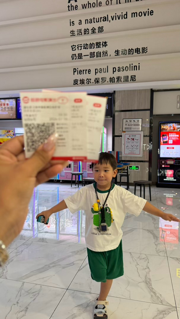来贡献票房了，儿子看的开心的不行，老少皆宜。我和老公都喜欢周星驰，一直说来看，今