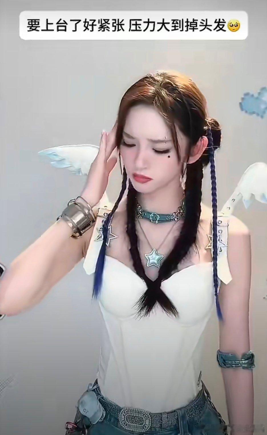 唐艺昕假发掉了唐艺昕舞台假发辫意外脱落，全程专注表演毫无察觉，事后幽默自嘲化解意