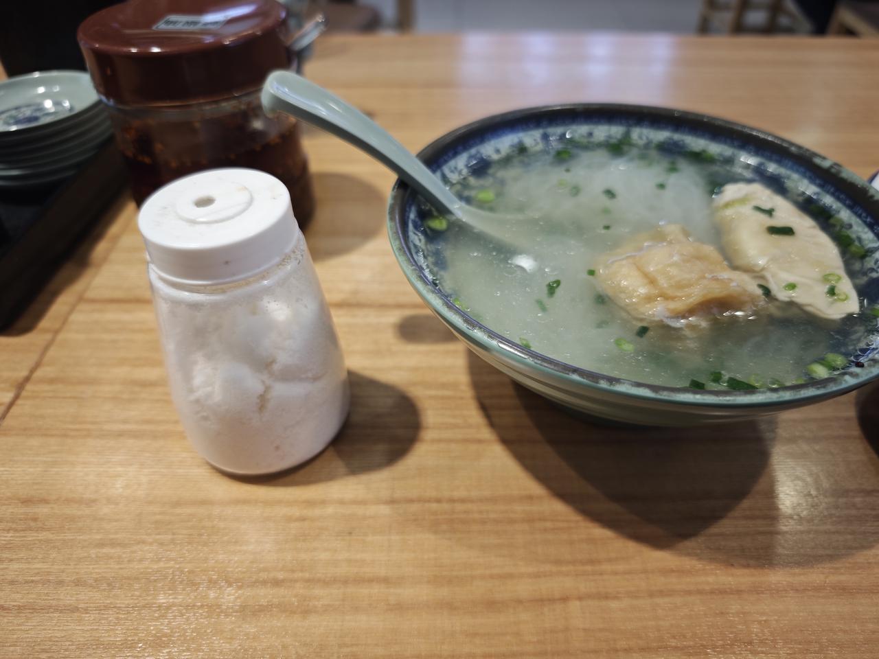 盐结块这件小事，我为什么盼着国家放宽标准
今天在一家小吃店吃饭，有一碗汤是自己加