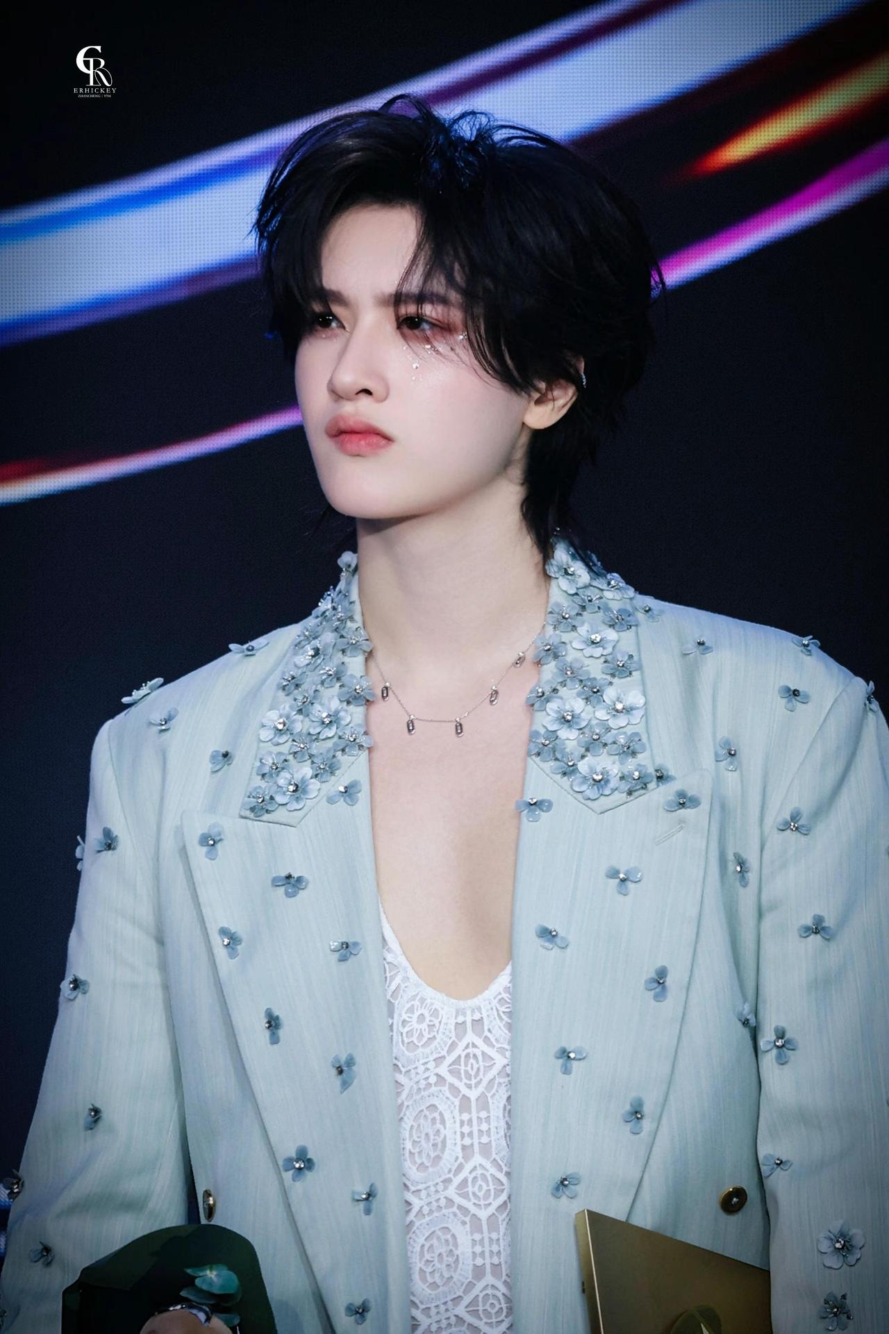 💋展轩微博之夜·荣耀时刻。御风而上，向光而生。恭喜你，也谢谢你。@展轩 Elk