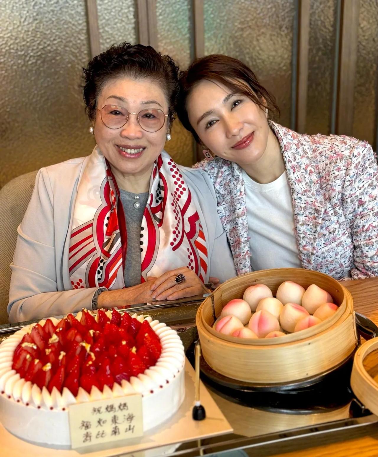 黎姿发文为母亲庆生，晒出与妈妈的合影，母女俩都好漂亮。黎姿的妈妈打扮知性得体，看
