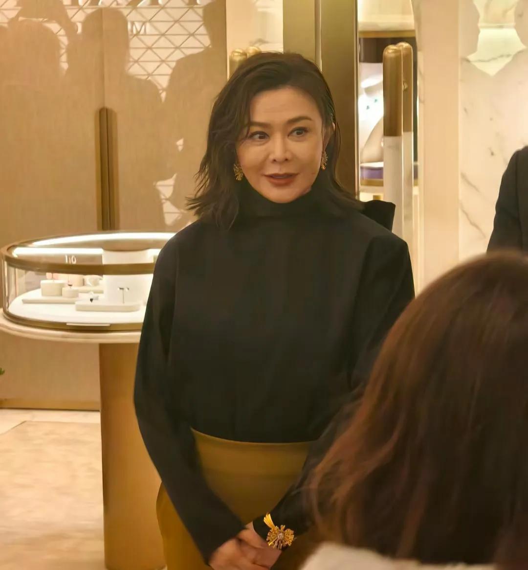 关之琳现身澳门永利皇宫，她的穿衣打扮光鲜亮丽，留着一头短发，脸上化着浓妆，完全不