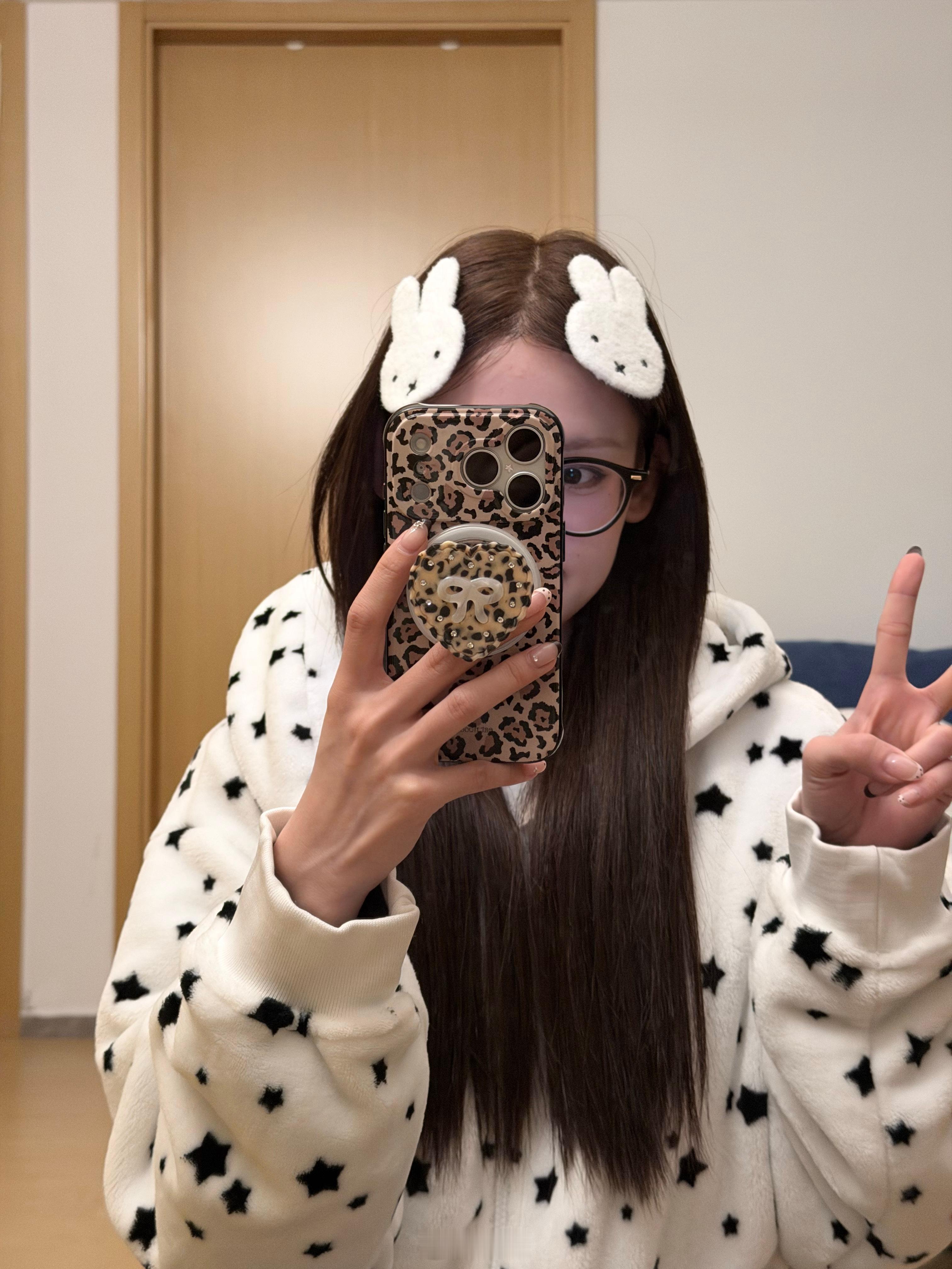 又刷到一个好看的小姐姐把iPhone 17 Pro Max框成16PM在用，17