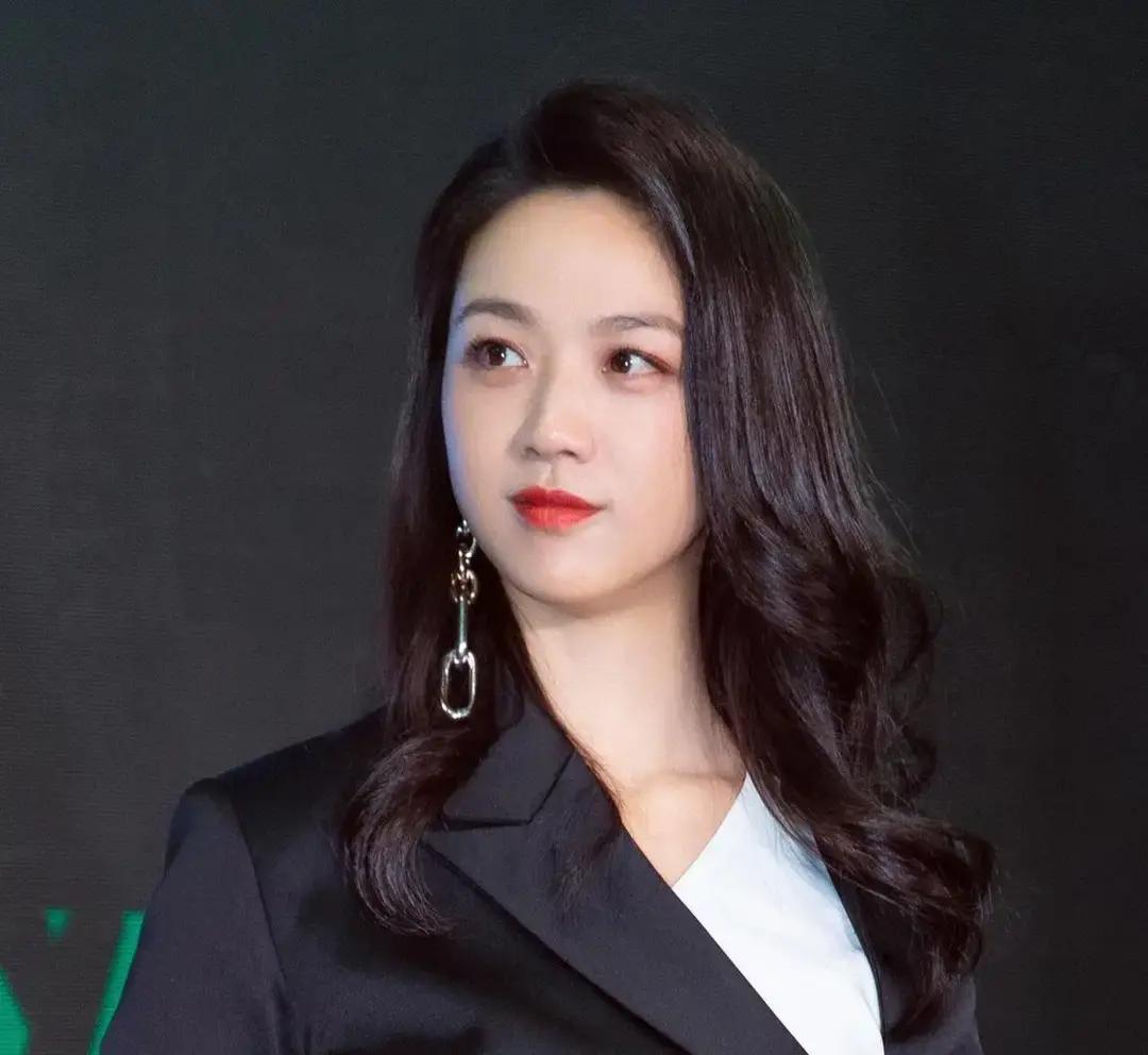 汤唯跟韩国老公结婚十年，俩人谁也没学谁的语言，全程英语。

我一开始以为她偷懒，