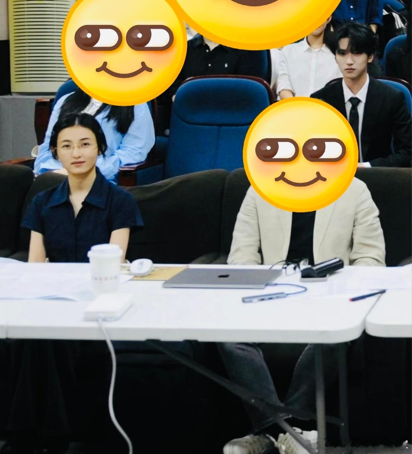 这张照片张子枫看着好高智的样子哈哈哈~好成熟好稳重啊！还以为她也是学生，原来去年