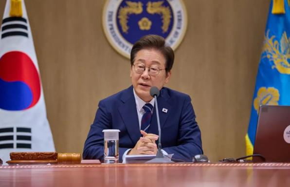 别看韩国总统李在明经常笑嘻嘻的，他其实是一个“狠人”！

这个看起来总在笑的韩国