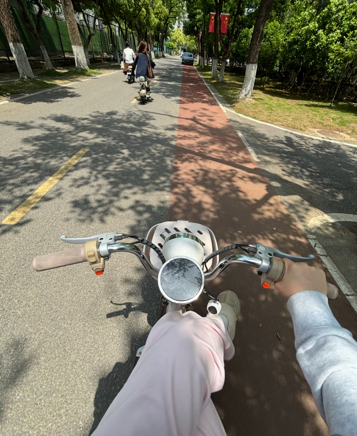 人一旦有了电动车就定型了不再纠结打车等车，出门揣上钥匙说走就走，大街小巷随便窜，