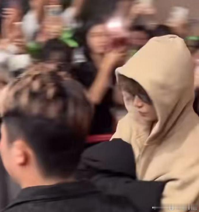 丁禹兮男友式报备  丁禹兮戴帽对镜自拍 丁禹兮深夜不忘粉丝情，超话报备如同深夜的