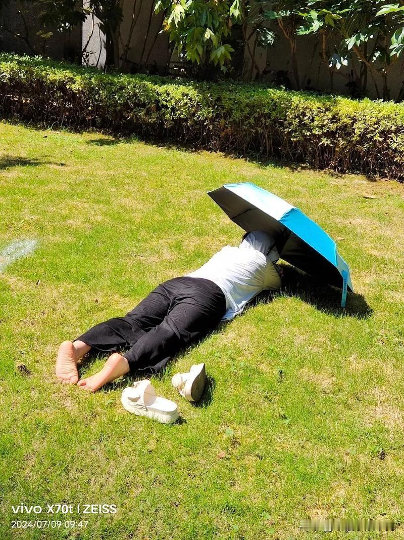 晒太阳时，关键部位是头顶、后背、双腿、手掌和脚掌，这些部位有助于促进维生素D合成