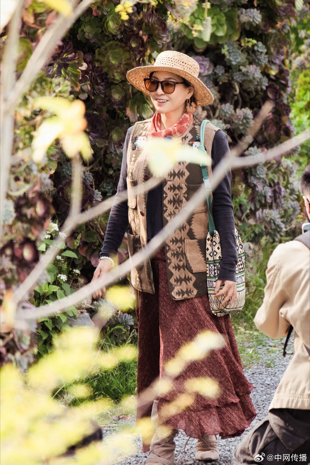 退役站姐给内娱老辈子出神图金白开相机中的老辈子艺人夯爆了 公园结伴游玩的画面，温