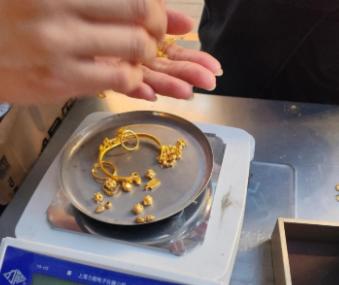 ·实物黄金造假太离谱！杭州一女子囤金十五年，万元金条不仅重量不够，还不含金，普通