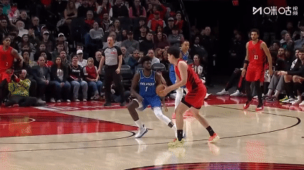 杨瀚森这个球有点悬啊，中轴脚转得不是很利索，感觉在fiba得吹走步森临其境开拓季