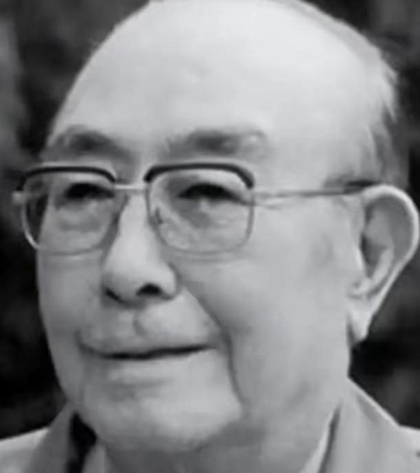 1995年，82岁吴德临终前，拉住女儿吴铁梅，用最后一丝气力叮嘱：“我这辈子没捞