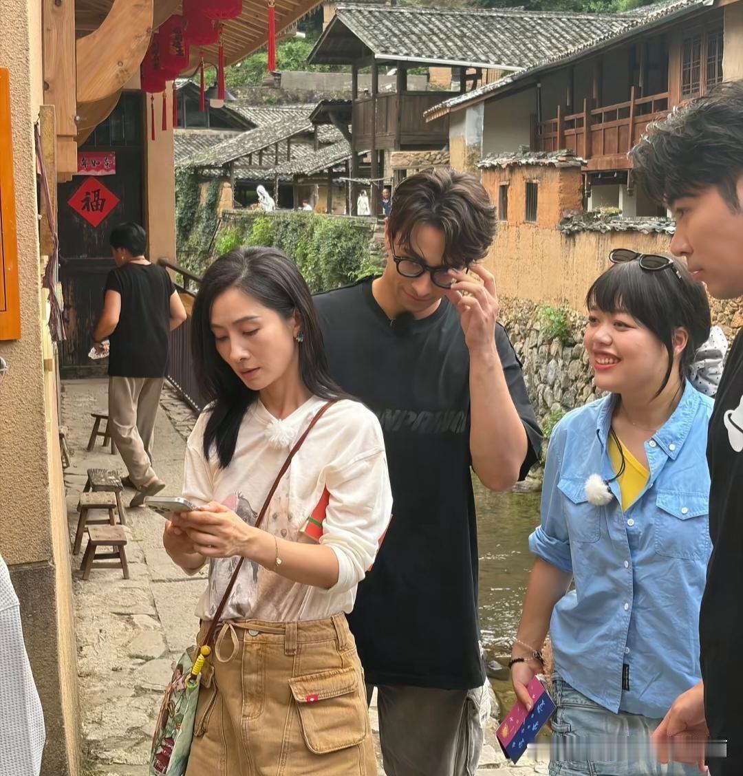 41岁的陶昕然去山西太原旅游啦。她真人看着可瘦了，身材没啥美感，状态一般，年龄感