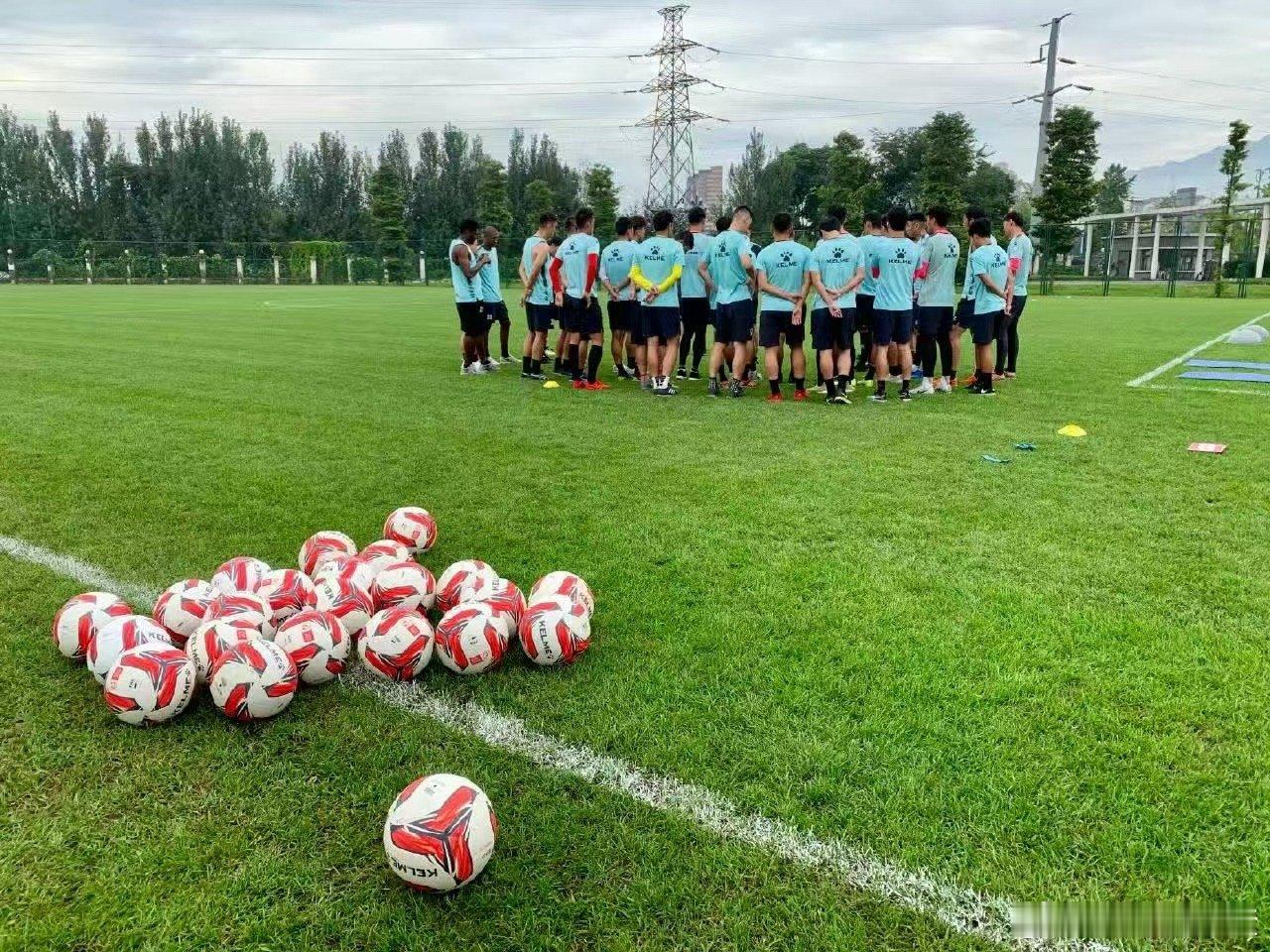 川超把这些人都摇来了 9月5日，著名解说韩乔生现身助力“川超”广元队。他对现场解