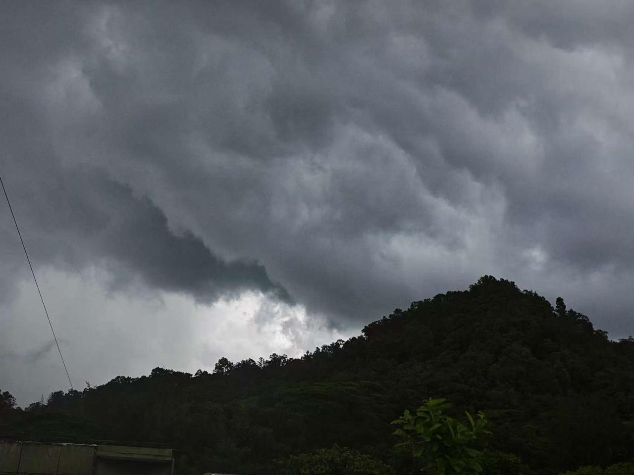 这是今天深圳特大暴雨来临前的景象，乌云翻滚满城的压迫感，然后是一阵狂风暴雨。不过