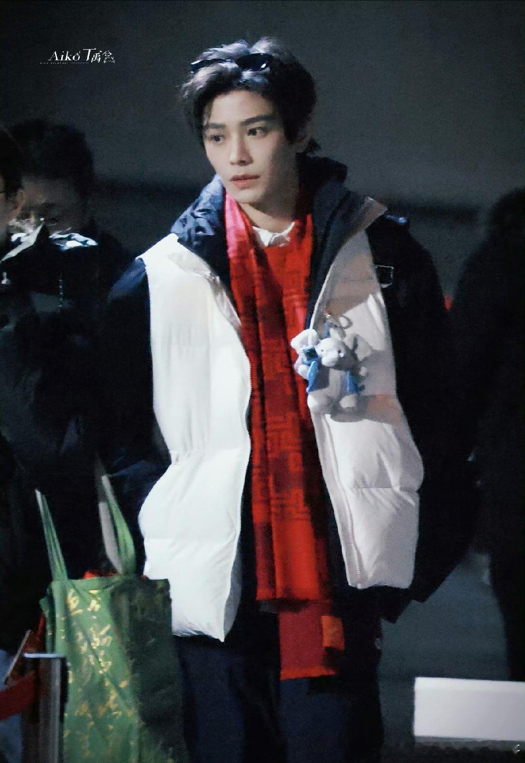 丁禹兮春晚联排下班路透，青春男大 