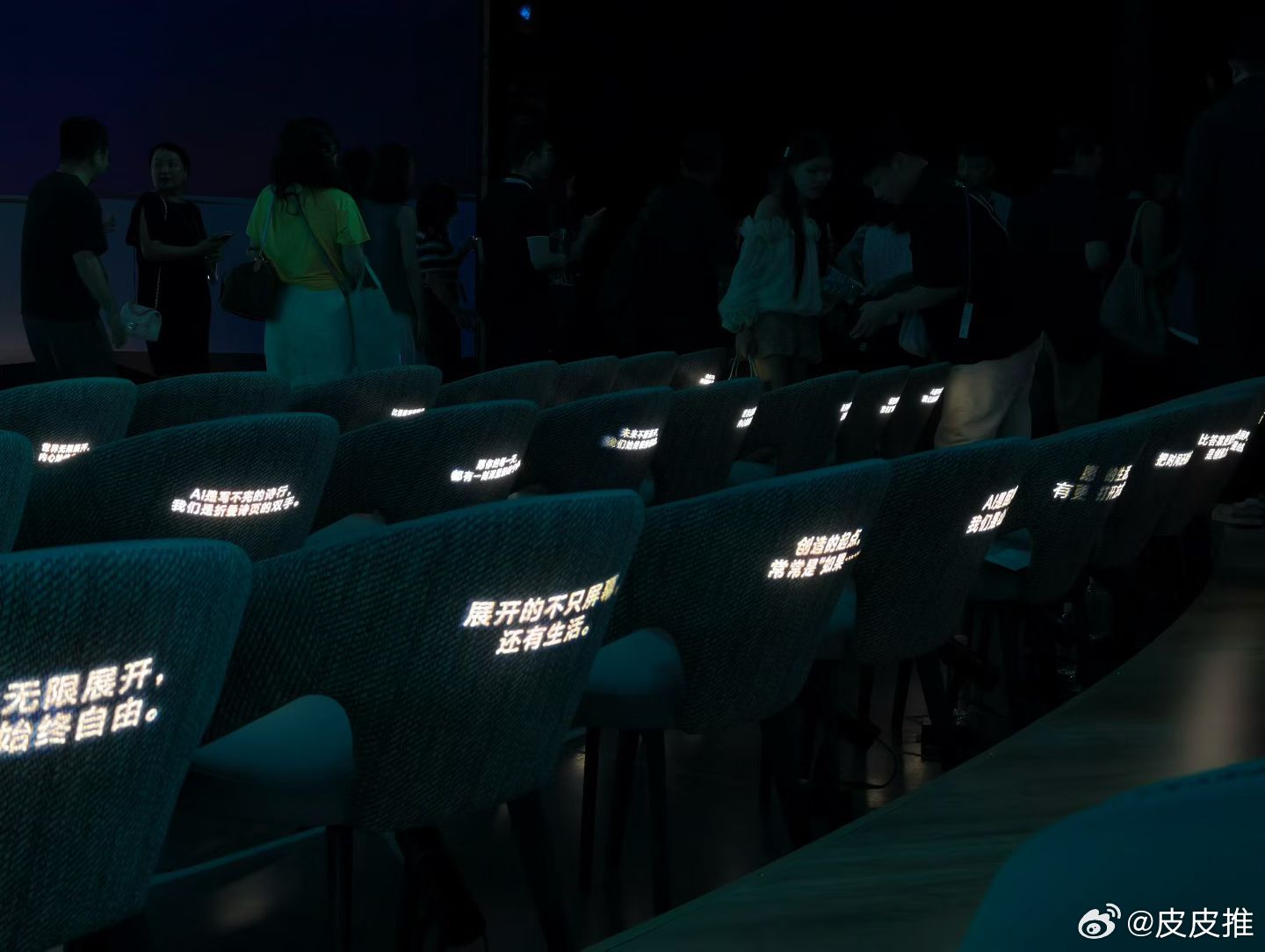 vivo X Fold6展开就是AI工作台，合上就是全能旗舰，所以说AI时代，还