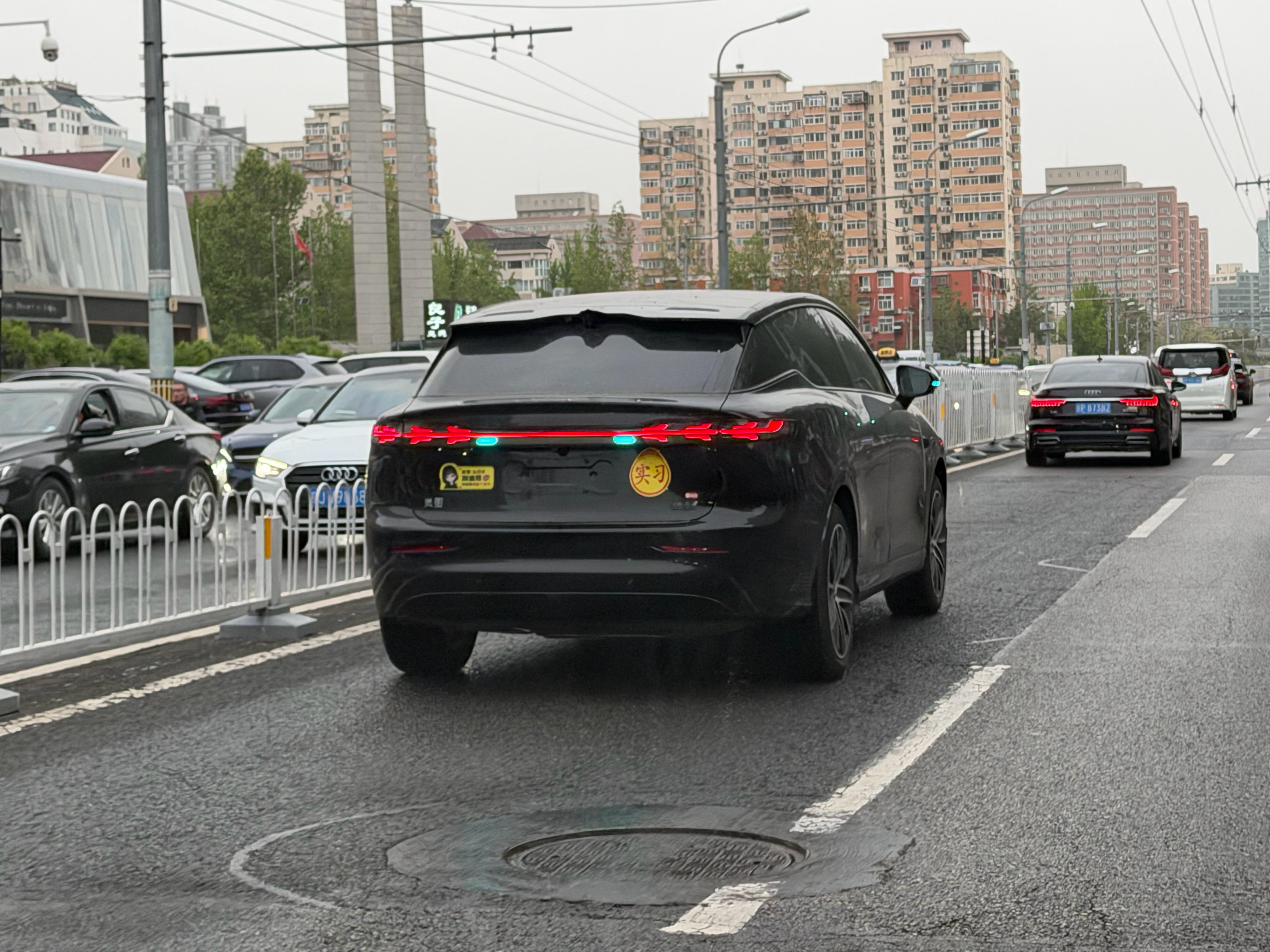 新车+实习就别跟市区开智驾了免得遇到突发情况手忙脚乱再误操作主要是在商圈路口通行
