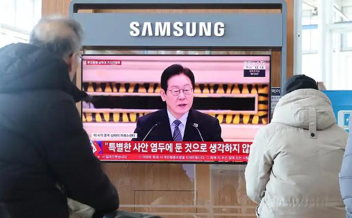 李在明为什么要半路“逃跑”？别信什么行程太忙的鬼话。他是怕面子挂不住。看看咱们上