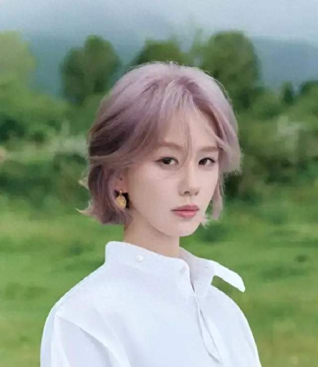 刘诗诗现身冰岛，生图瘦成皮包骨紫发抢镜，39岁一人看夕阳好落寞