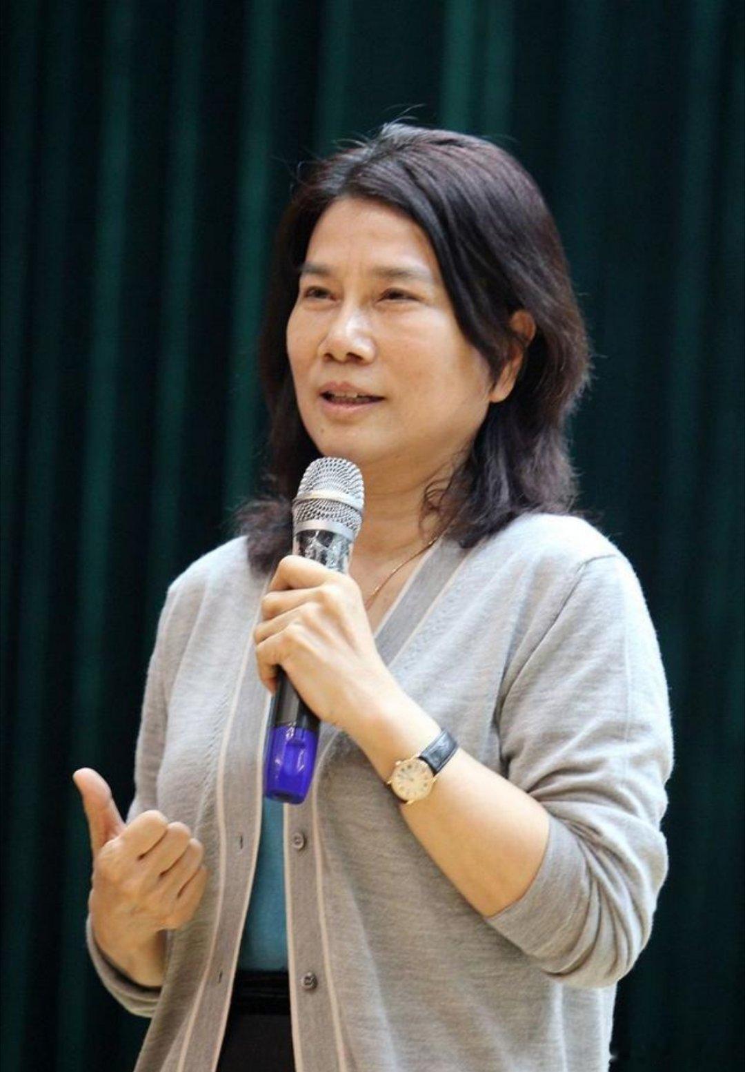 主持人问董明珠：你朋友圈里都是马云，王健林，刘强东这些大佬，平时都聊些什么呀？董