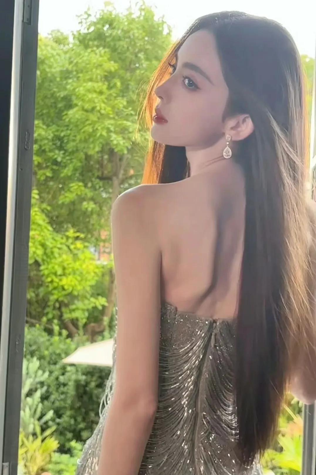 纯天然美女娜扎这张脸太绝了啊
侧脸轮廓像是一件艺术品般的精致
脸这么小眼睛好大好