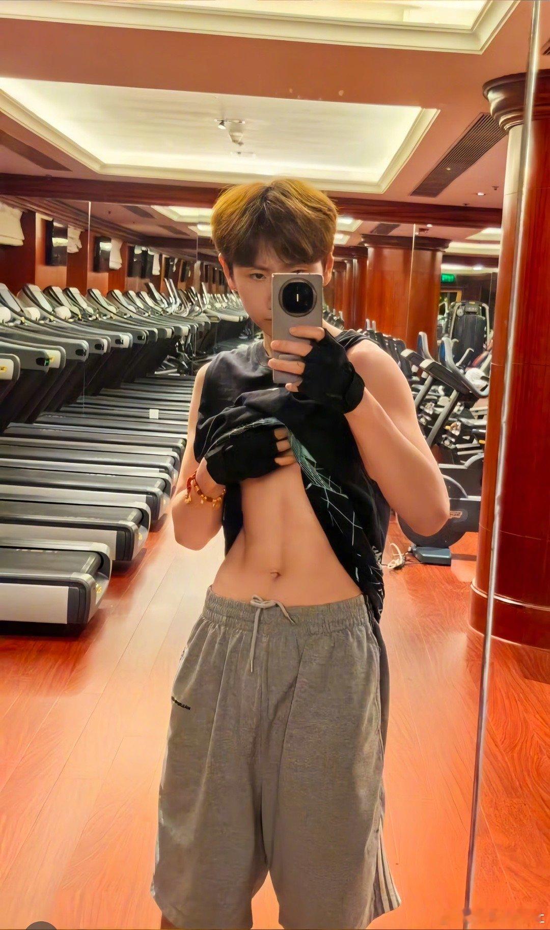 汪苏泷哥哥真的是穿衣显瘦脱衣有肉啊，💪好man～ ​​​