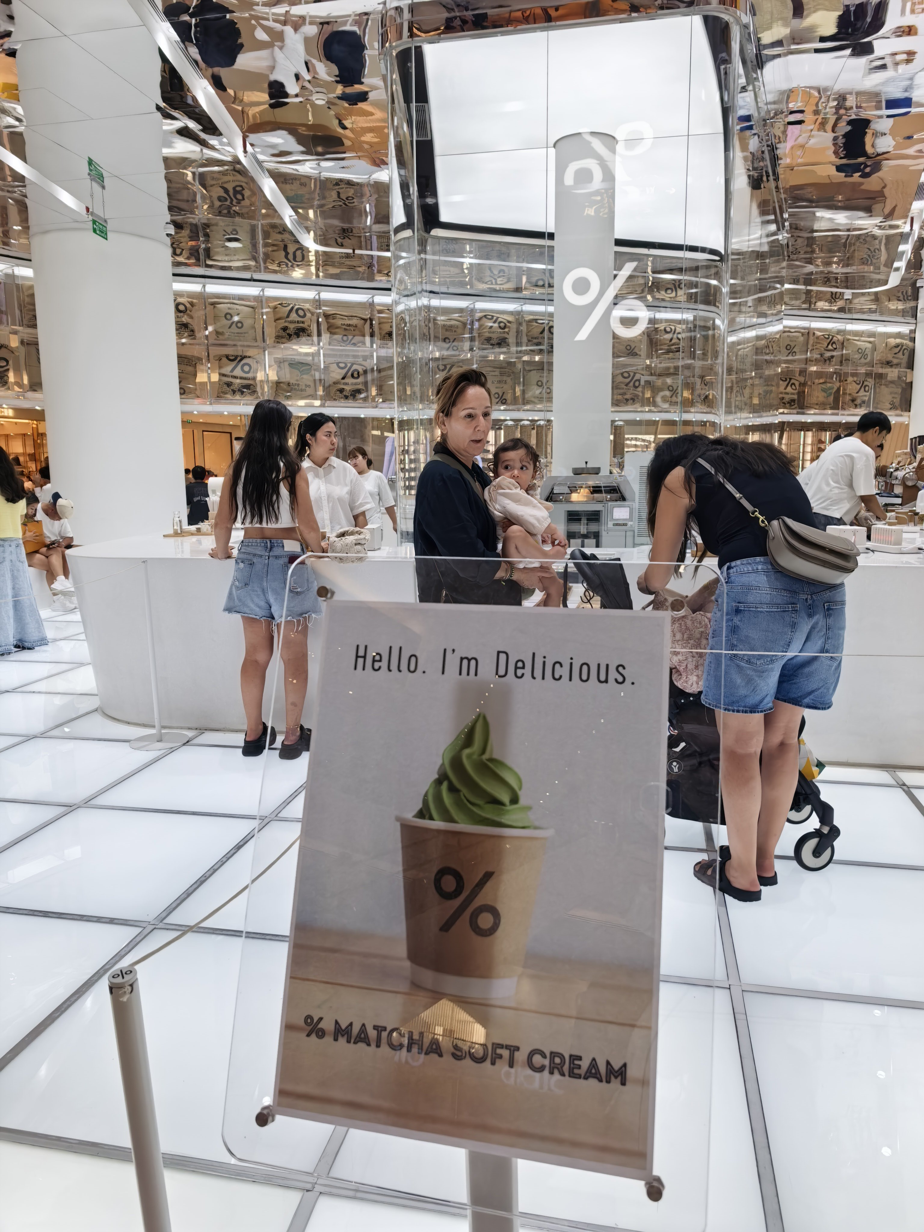 苹果属于那种极致的简约但是高级的视觉，比起奢侈品牌的那种氛围，苹果的玻璃幕墙细节