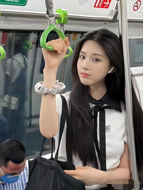 女子乘坐地铁时手机被盗，手机依旧连着蓝牙播放音乐，她判断手机就在附近，高声呼喊语