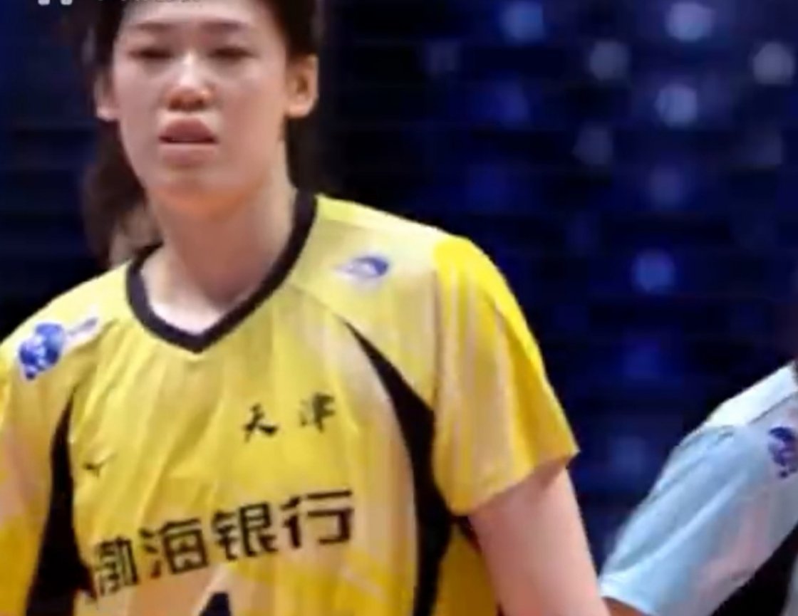泪洒赛场了天津对战云南的比赛，李盈莹在场上哭了第二局局末，李盈莹扣球失误后，眼眶