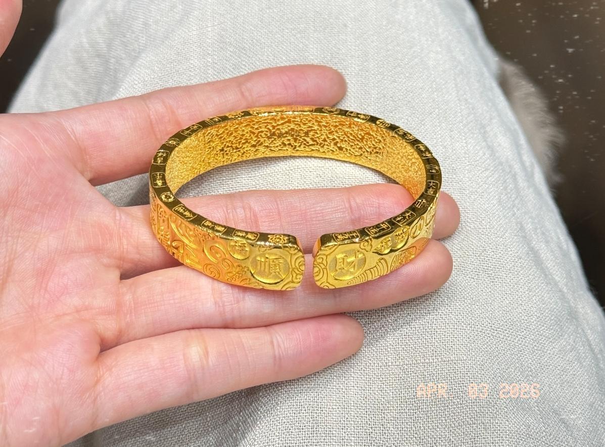 手里拿着黄金的，
现在估计个个都愁得头都大了。

今天下午3点国内大盘就休市了，